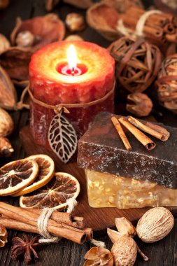 Ahşap zemin üzerinde sabun ve mum olan güzel bir spa kompozisyonu