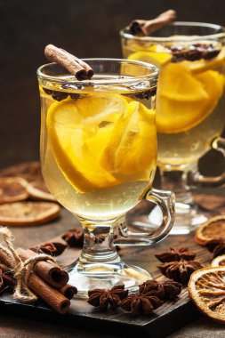 Bardakta tarçın ve turunçgil olan bir Noel içkisi. Noel ve kış ılık içecekleri