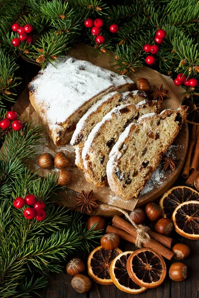 Natal Stollen Tradicional Sobremesa Festiva Européia Cortada Pedaços Fundo Madeira — Fotografia de Stock