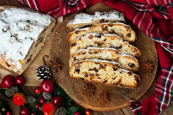 Pastel Tradicional Casero Navidad Stollen Espolvoreado Con Azúcar Polvo —  Fotos de Stock