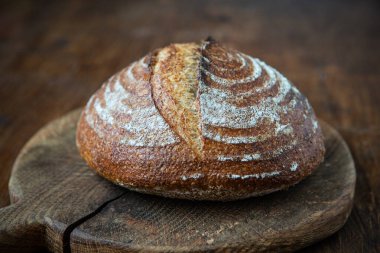 Taze tahıllı ekmek. Tahtada sağlıklı pişmiş ekmek