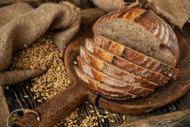 Çıtır çıtır ve yumuşak ahşap tahtanın üstünde nefis havadar ekmek.