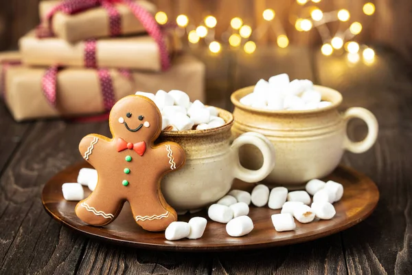 Xícara Chocolate Quente Cremoso Com Marshmallows Derretidos Biscoitos Gengibre Para — Fotografia de Stock