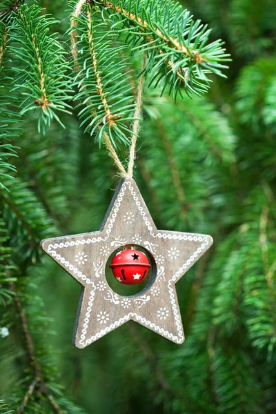 Decoratief Speelgoed Hangend Aan Dennenboom Tak Buiten Kerstthema — Stockfoto