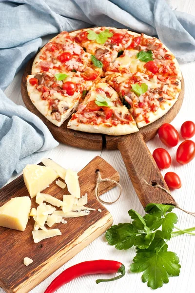 Composition Slices Delicious Pizza Light Background — Stock Photo, Image