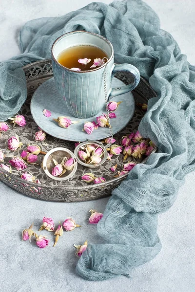 Τσάι Μπουμπούκια Τριαντάφυλλο Στο Δίσκο Ύφασμα Ποτό Τσαγιού — Φωτογραφία Αρχείου