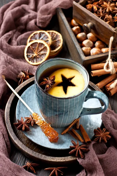 Taza Cerámica Con Manzana Azúcar Especias Sobre Fondo Madera Enfoque —  Fotos de Stock