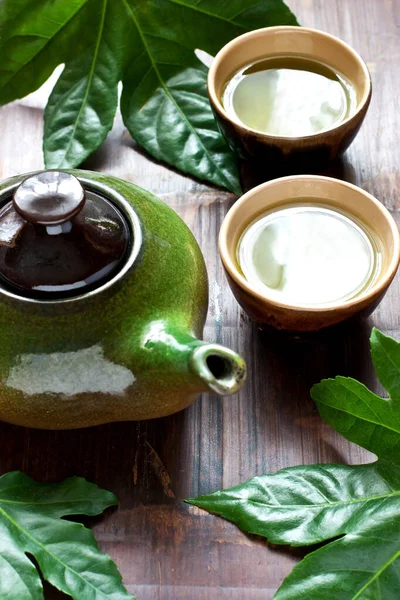 Grön Matcha Dryck Och Tekanna Mörk Bakgrund Japansk Ceremoni Koncept — Stockfoto