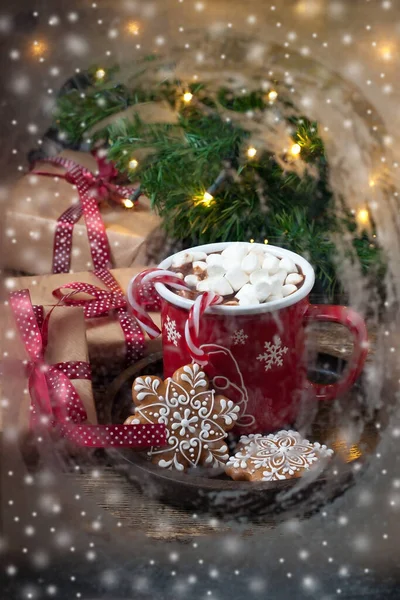 一大杯热巧克力和很多小棉花糖 寒冷天气或圣诞节时的美味甜点 — 图库照片