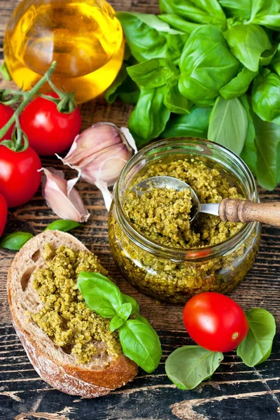 Leckere Herzhafte Pesto Vorspeisen Oder Bruschetta Auf Gerösteten Baguettescheiben Garniert — Stockfoto