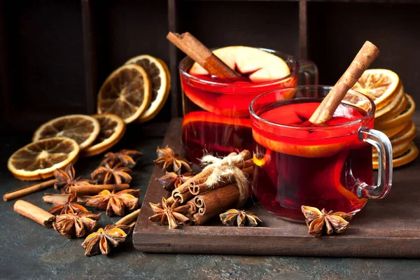 有苹果和香料的热茶 健康的饮料 冬热饮料的概念 — 图库照片