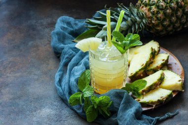 Ezilmiş buz ve naneli soğuk ananas kokteyli, ferahlatıcı limonata içeceği.