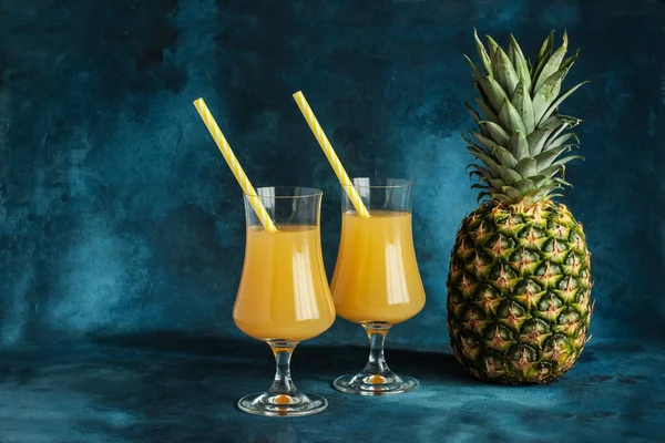 Ananascocktail Oder Saft Zwei Gläsern Mit Strohhalmen Und Ananas Auf — Stockfoto