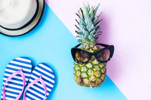 Concept Vacances Été Tropicales Ananas Chapeau Lunettes Soleil Vue Sur — Photo