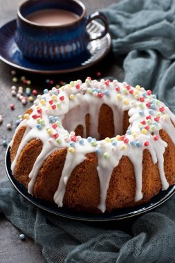 Tatlı kremalı lezzetli pasta ve koyu arka planda bir fincan kakao, seçici odaklı.