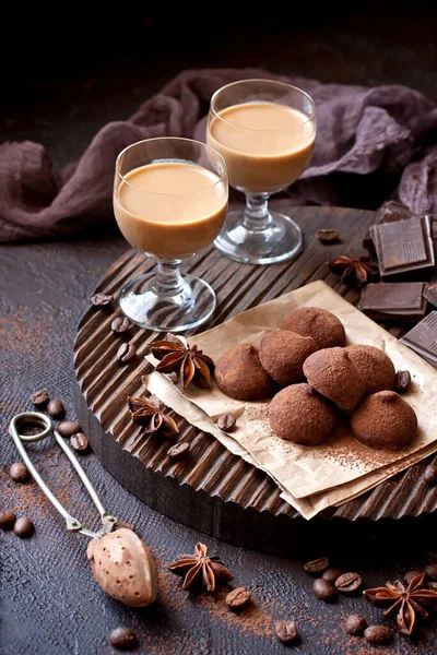 Composición Con Trufas Chocolate Vaso Pequeño Con Licor Dulce Enfoque — Foto de Stock