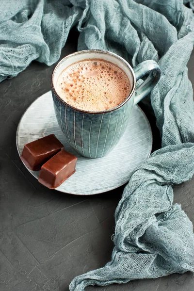 Bebida Aromática Cacao Con Caramelos Chocolate Sobre Fondo Piedra Oscura — Foto de Stock