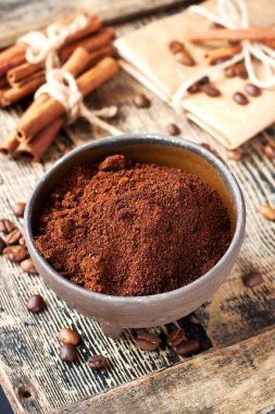 Koyu arkaplanda kahve ve kahve çekirdekleri olan kompozisyon, sığ alan derinliğinde seçici odak