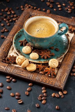 Kahve fincanı ve lezzetli kurabiyelerle kompozisyon