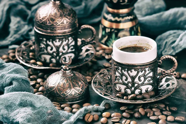 トルコの銅鍋でホットコーヒー 伝統的なマグカップやコーヒー豆 フィールドの浅い深さと選択的な焦点 — ストック写真