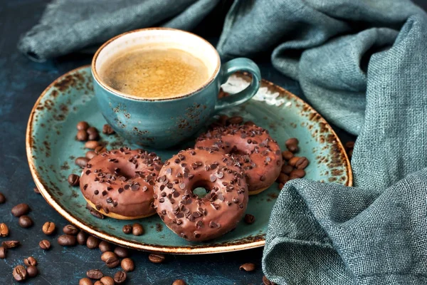 Rosquillas Caseras Frescas Taza Café Sobre Fondo Oscuro — Foto de Stock