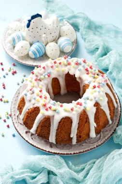 Paskalya pastası, jöleli ve dekoratif şekerli. Sığ alan derinliğine sahip seçici odak