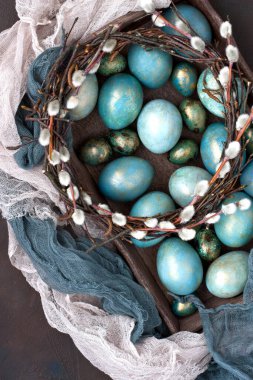 Ahşap zemin üzerinde renkli yumurtalar olan Paskalya kompozisyonu, üst görünüm   