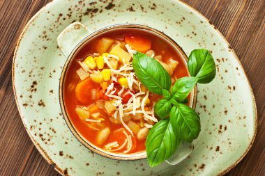 Sebze çorbası, İtalyan sebze çorbası ve ahşap masa. Üst görünüm 