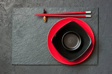 Koyu taştan arka planda Asya tarzı yemek kaseleri, fotokopi alanı olan üst manzara. Gıda arkaplanı