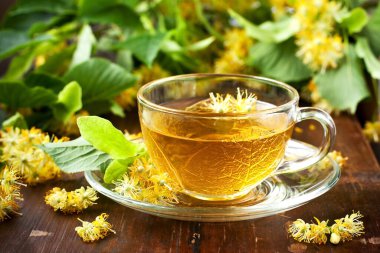  Çiçekler, bir fincan sağlıklı çay, bitkisel ilaçlar.