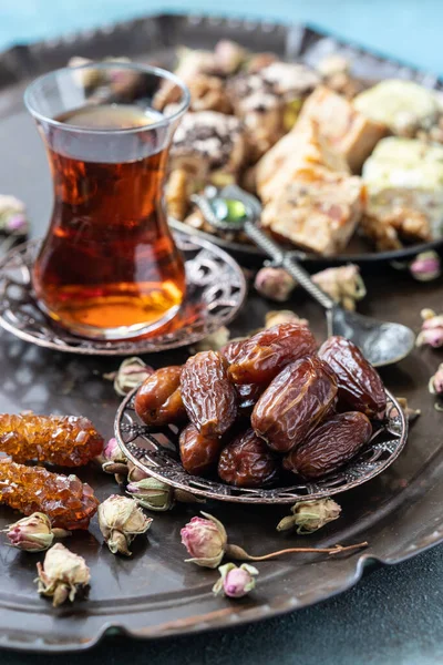 Turkisk Glas Kopp Med Datum Frukter Traditionell Koppar Serveringsset Selektivt — Stockfoto