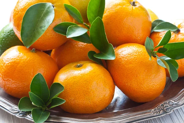 Mandarine Juteuse Mûre Mandarines Orange Avec Des Feuilles Fraîches Sur — Photo