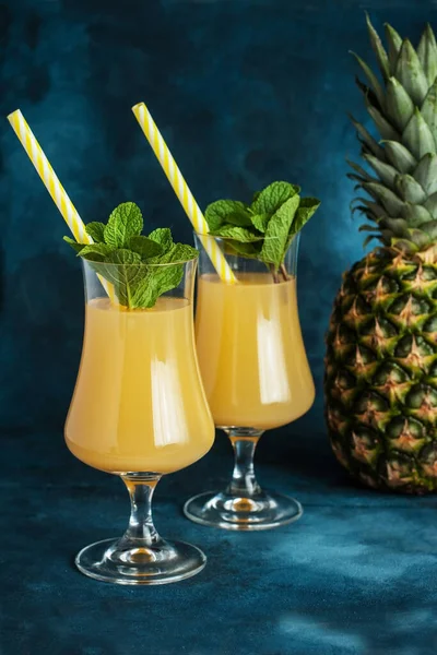 Pineapple Freshly Squeezed Juice Two Glasses Ripe Pineapple Color Background — Stock Photo, Image