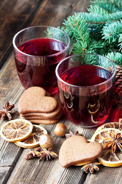 Composición Navideña Con Vino Caliente Galletas Jengibre Enfoque Selectivo Poca —  Fotos de Stock