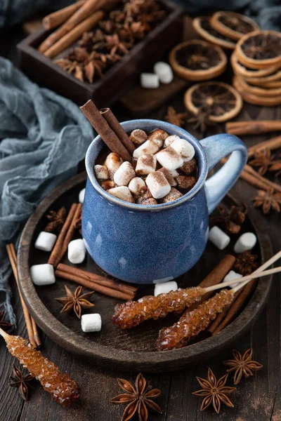 Chocolate Quente Com Paus Canela Anis Marshmallows Cacau Fundo Madeira — Fotografia de Stock