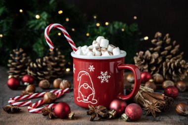 Sıcak çikolata ve marshmallowlu kupayla Noel zamanı kompozisyonu, seçici odaklı yakın plan, sığ alan derinliği