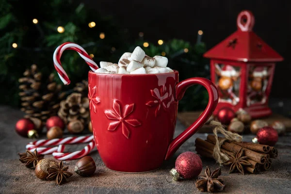 ホットチョコレート マシュマロ キャンディーの杖を持つ赤いマグカップクリスマス休暇のための暗い背景に — ストック写真