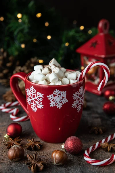 クリスマス休暇のための暗い背景にホットチョコレートとマシュマロでいっぱいのセラミックマグカップ — ストック写真
