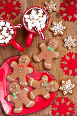 Noel kompozisyonu zencefilli kurabiye ve seramik bardaklarda sıcak çikolata, düz uzanma