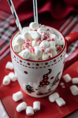 Noel tatili için eritilmiş kremalı sıcak çikolata, seçici odak ve sığ alan derinliği ile yakın çekim.