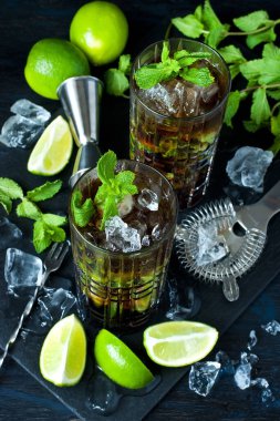 Yaz nane ferahlatıcı kokteyl. Siyah arka planda rom ve buzlu.