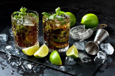 Limonata ya da libre kokteyli kola, rom, limon ve nane, soğuk ferahlatıcı içecek ya da buzlu içecek.