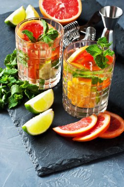 Portakallı, limonlu, greyfurtlu ve nane yeşili yapraklı taze narenciye içeceği.