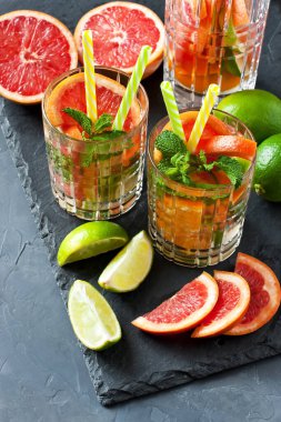 Portakallı, limonlu, greyfurtlu ve nane yeşili yapraklı taze narenciye içeceği.