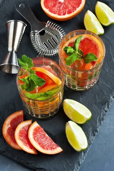 Bebida Fresca Cítricos Con Hojas Naranja Lima Pomelo Menta Verde — Foto de Stock