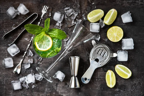 Yaz soğuk içeceği (meyve suyu, limonata, kokteyl) nane ve bar aksesuarlarıyla, üst görünüm