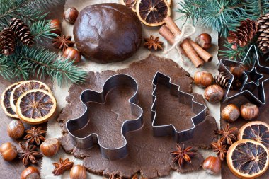 Hamur yoğurdu ve değişik şekillerde zencefilli kurabiyeler farklı kesiklerle kesilmiş.