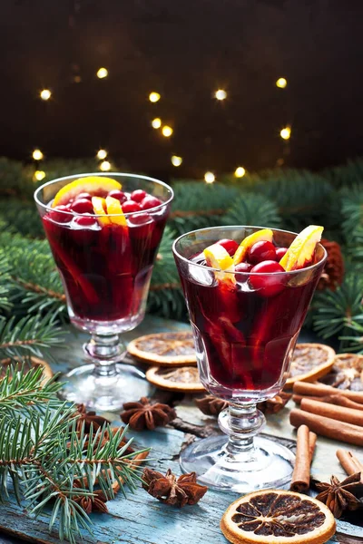 柑橘類とクランベリーをガラスに入れたクリスマスホットドリンク クリスマスと冬の暖かい飲み物 — ストック写真