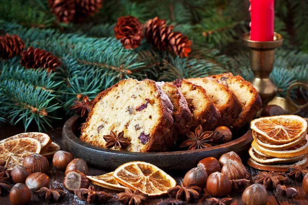 シュトーレン ドライ フルーツとナッツの伝統的なクリスマス ケーキ クリスマスの休日料理 — ストック写真