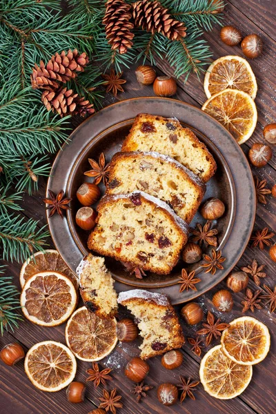 Postre Festivo Europeo Tradicional Navidad Cortado Trozos Sobre Fondo Madera —  Fotos de Stock